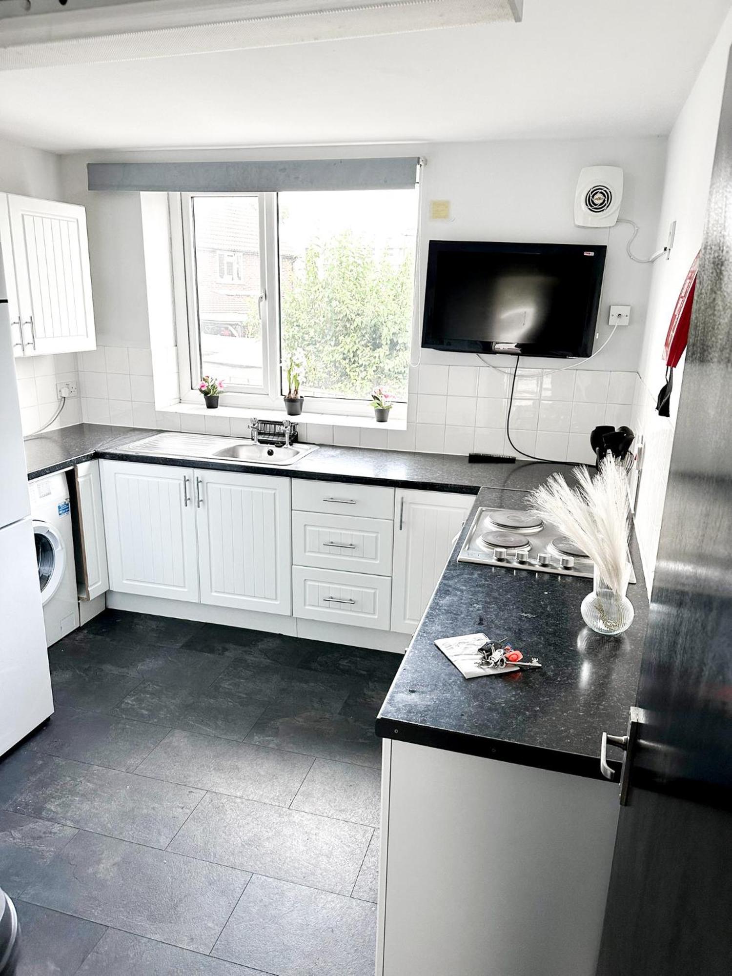 Lovely, Cosy & Central 3 Bed House Near Station Джилингам Екстериор снимка